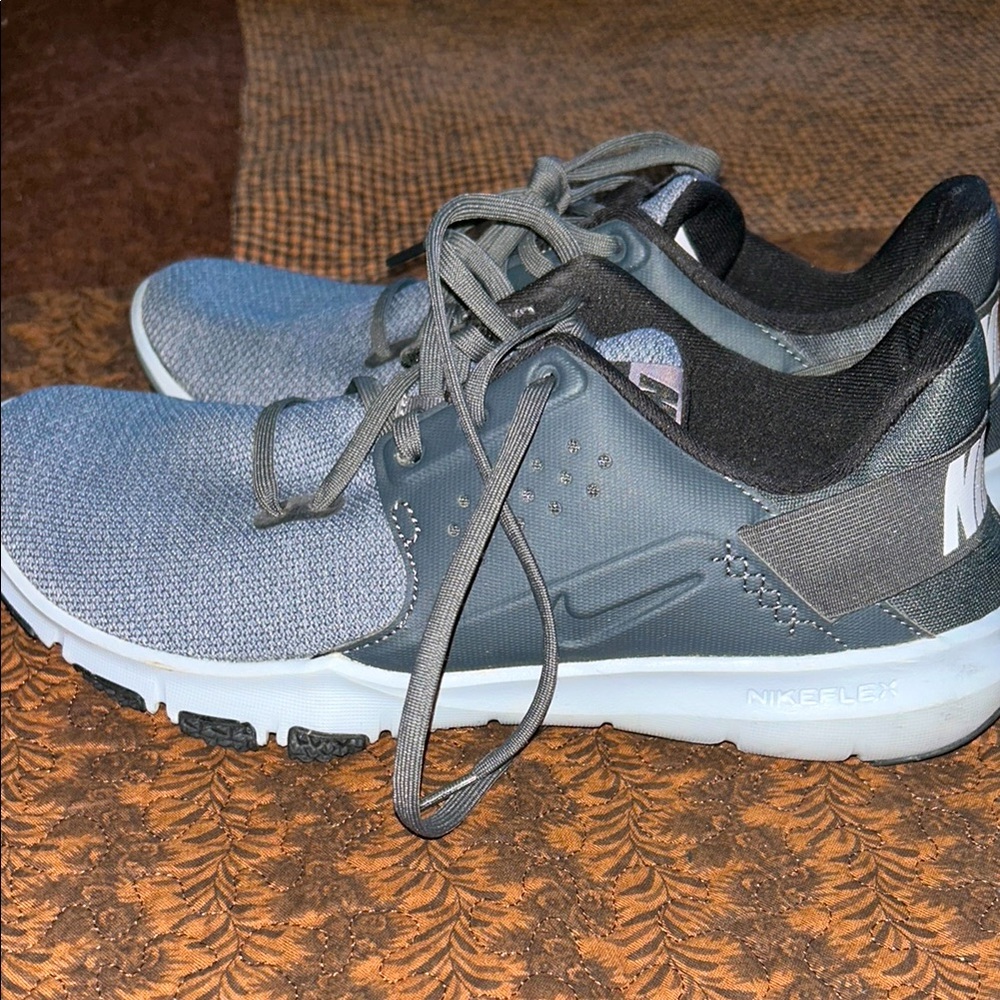 Nike women’s Gray Flex Shoes